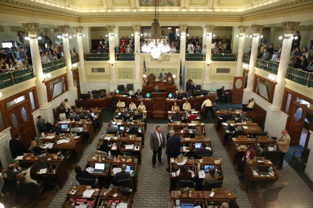 SOUTH DAKOTA SENATE ADVANCES MEASURE ASKING VOTERS TO AUTHORIZE MOBILE SPORTS BETTING